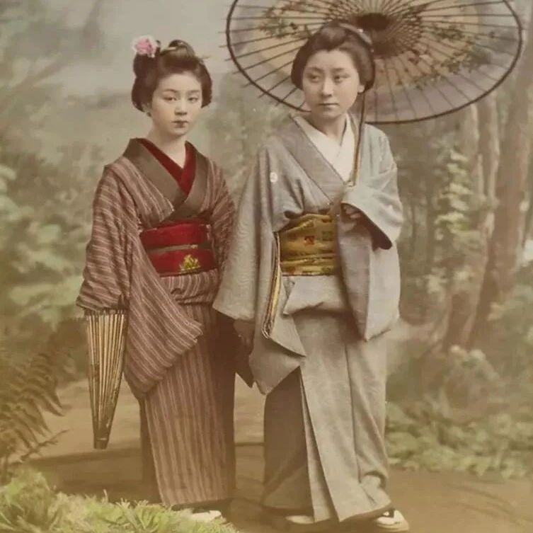 What is the relationship between the Japanese kimono and the clothes of the Tang Dynasty?